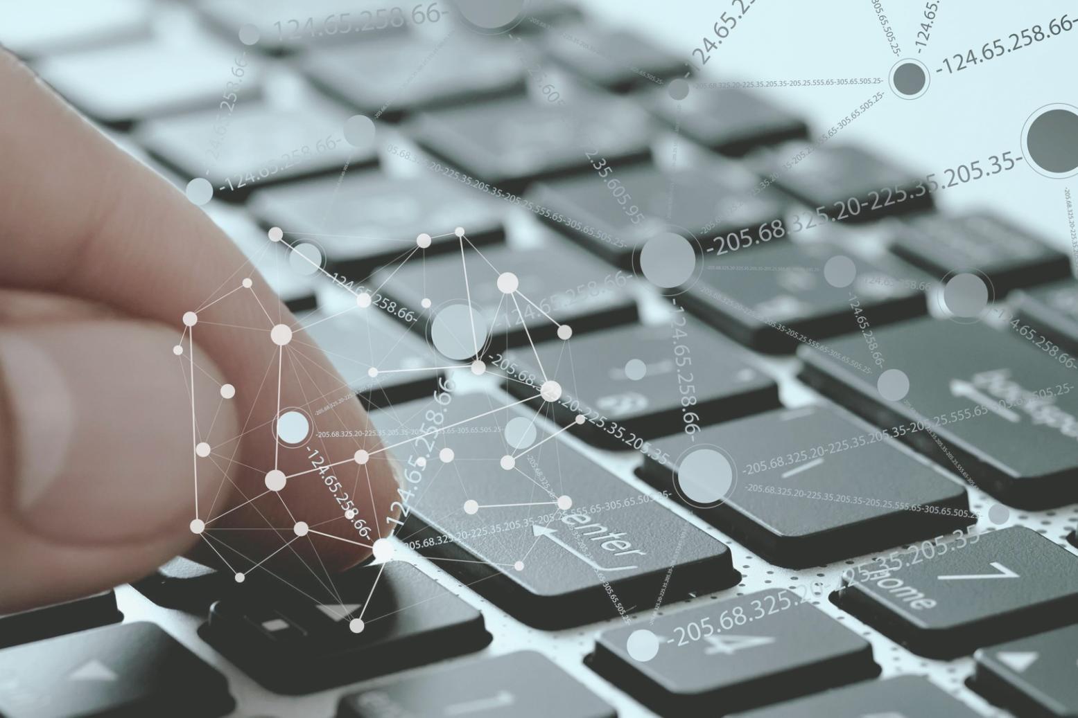 Estudiantes trabajando en proyectos de programación colaborativa